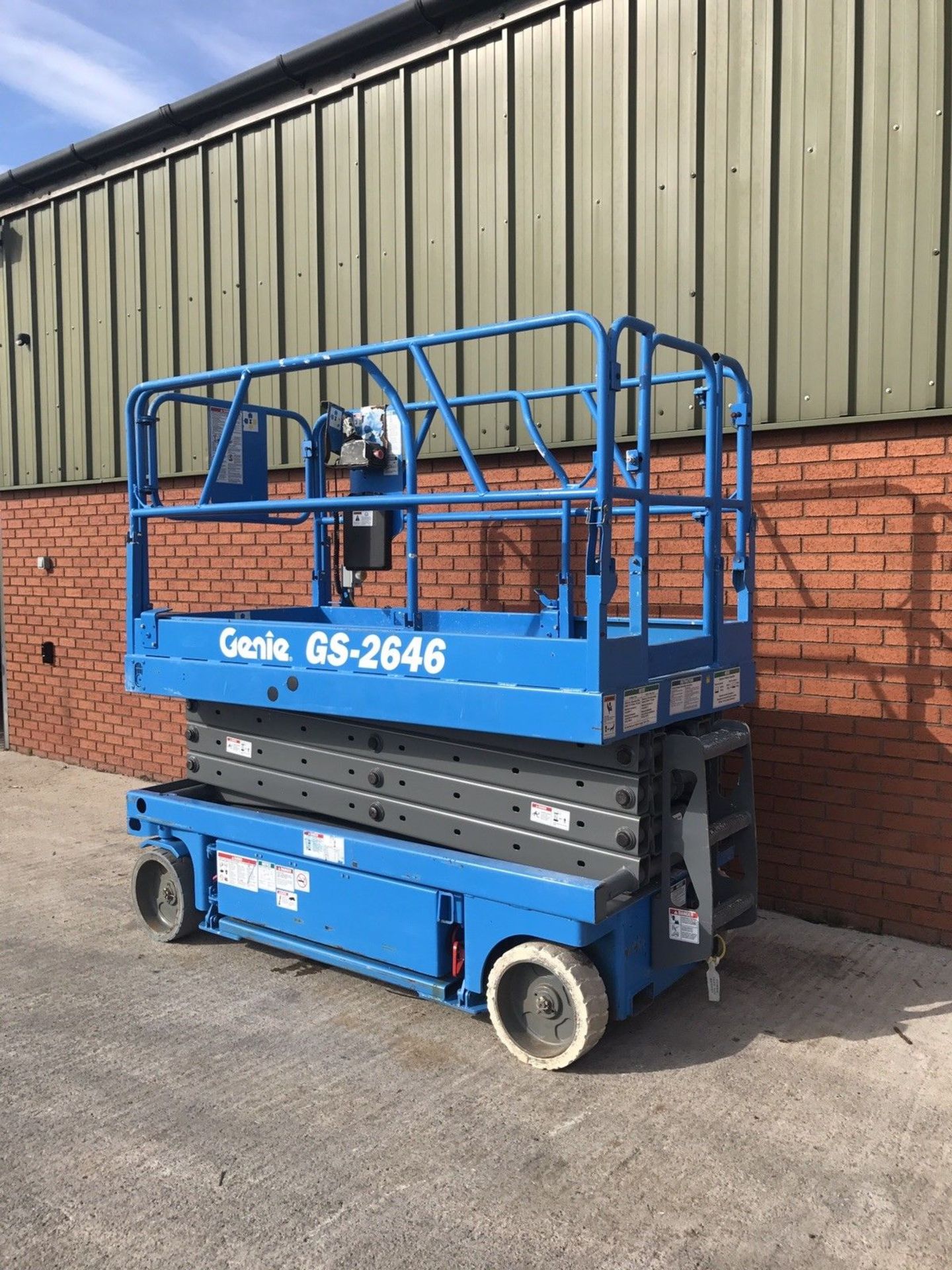 Genie GS2646 Scissor Lift Cherry Picker - Image 2 of 11