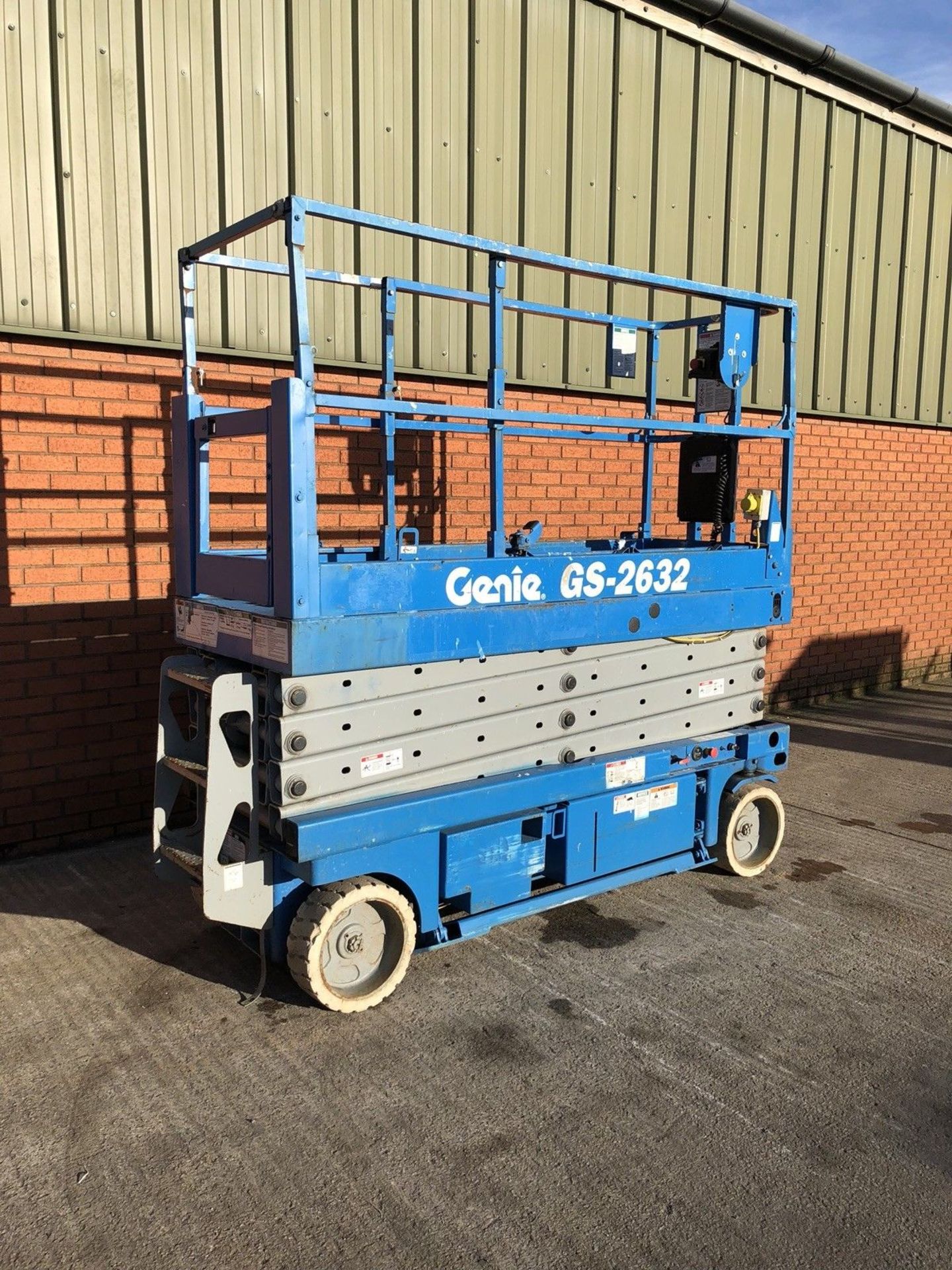 Genie GS2632 Scissor Lift Cherry Picker - Image 3 of 9