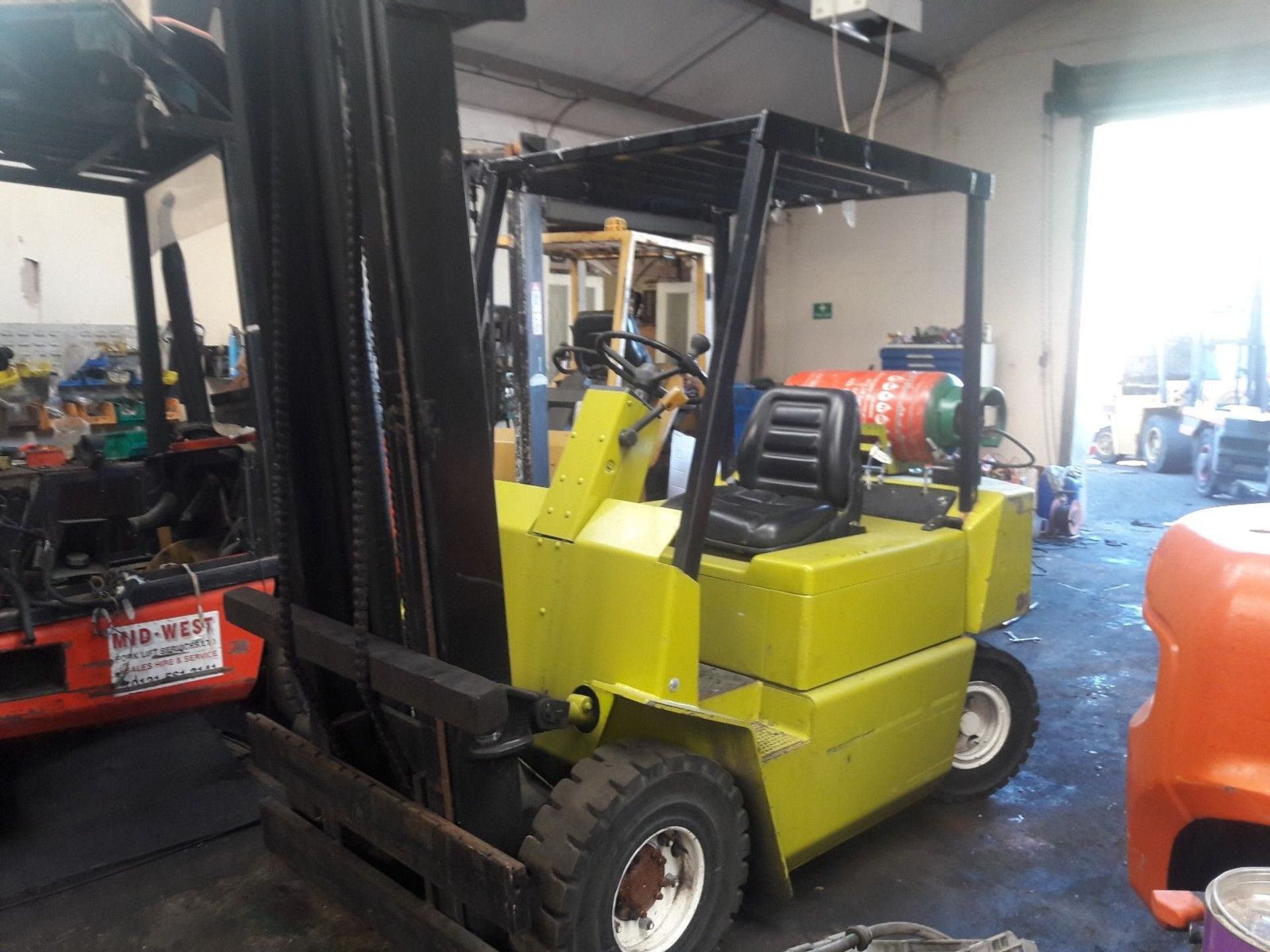 Clarke 2.5 Ton Gas Forklift - Image 3 of 6