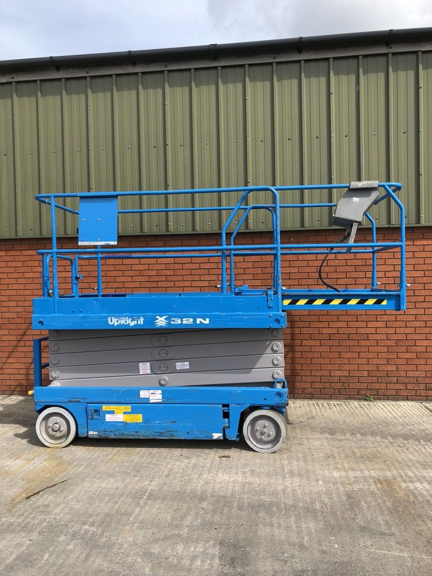 Upright X32N Scissor Lift Cherry Picker - Image 5 of 10