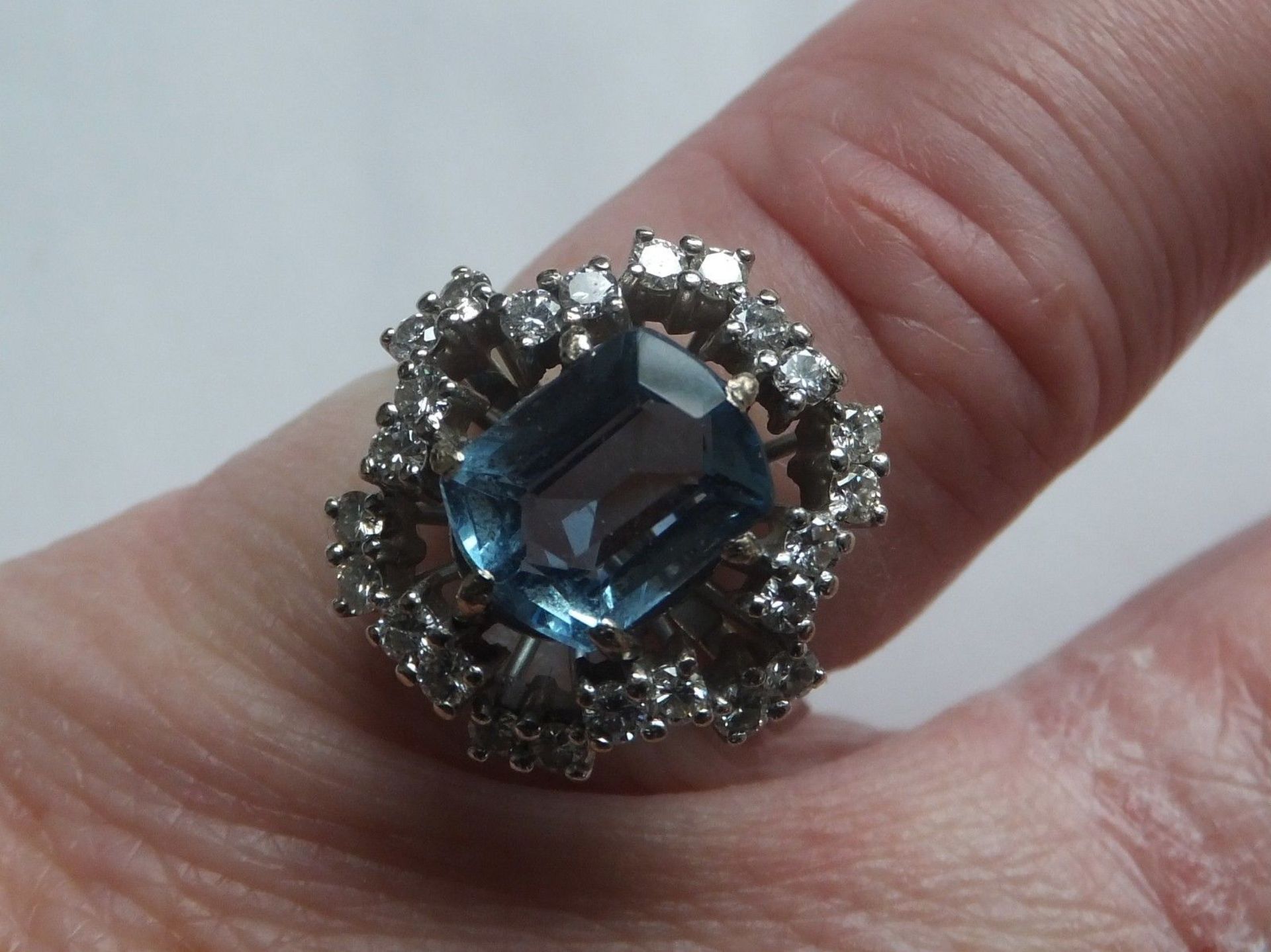 Antique 18ct White Gold Blue Ceylon & Diamond Ring - Image 2 of 4