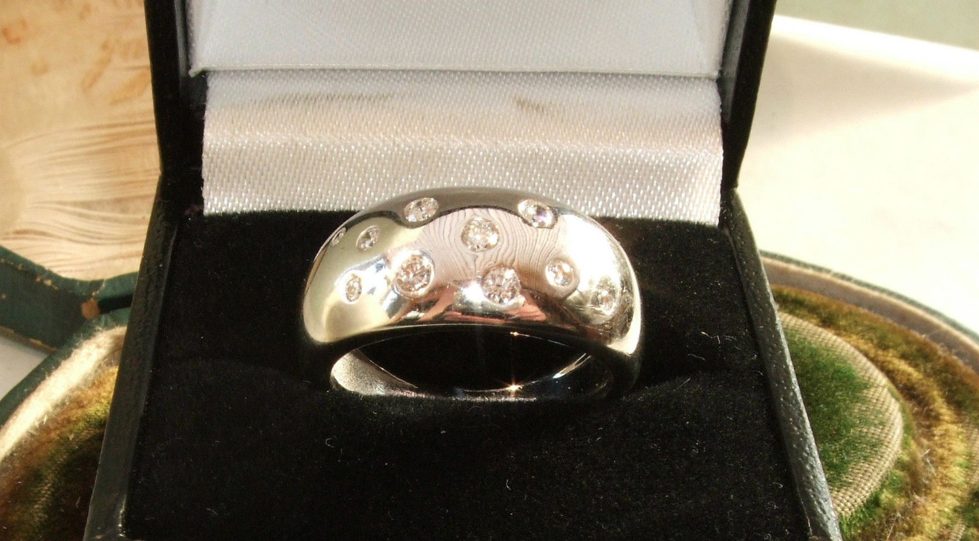 18ct Gold Designer Diamond Ring - Image 4 of 4