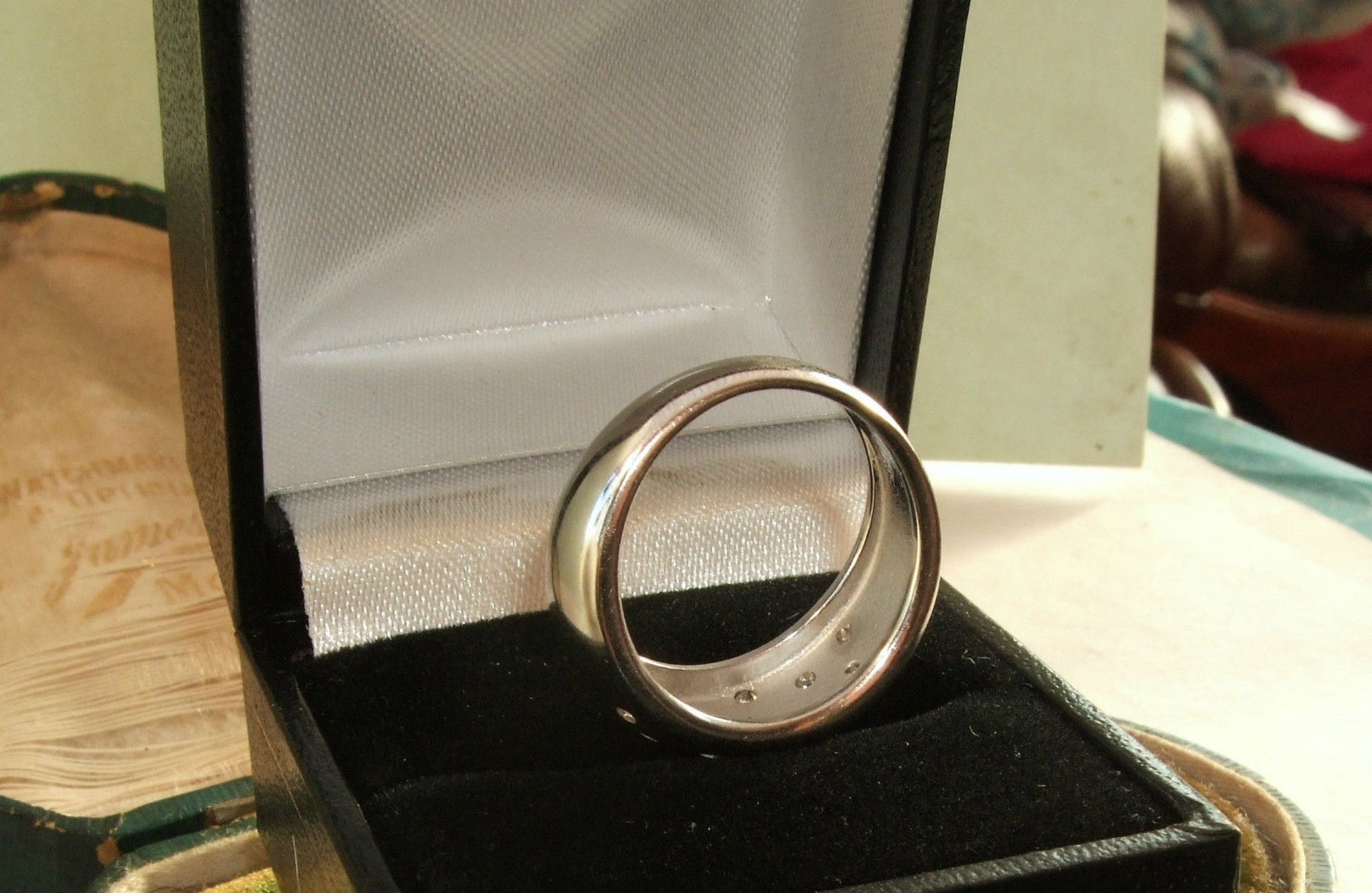 18ct Gold Designer Diamond Ring - Image 3 of 4