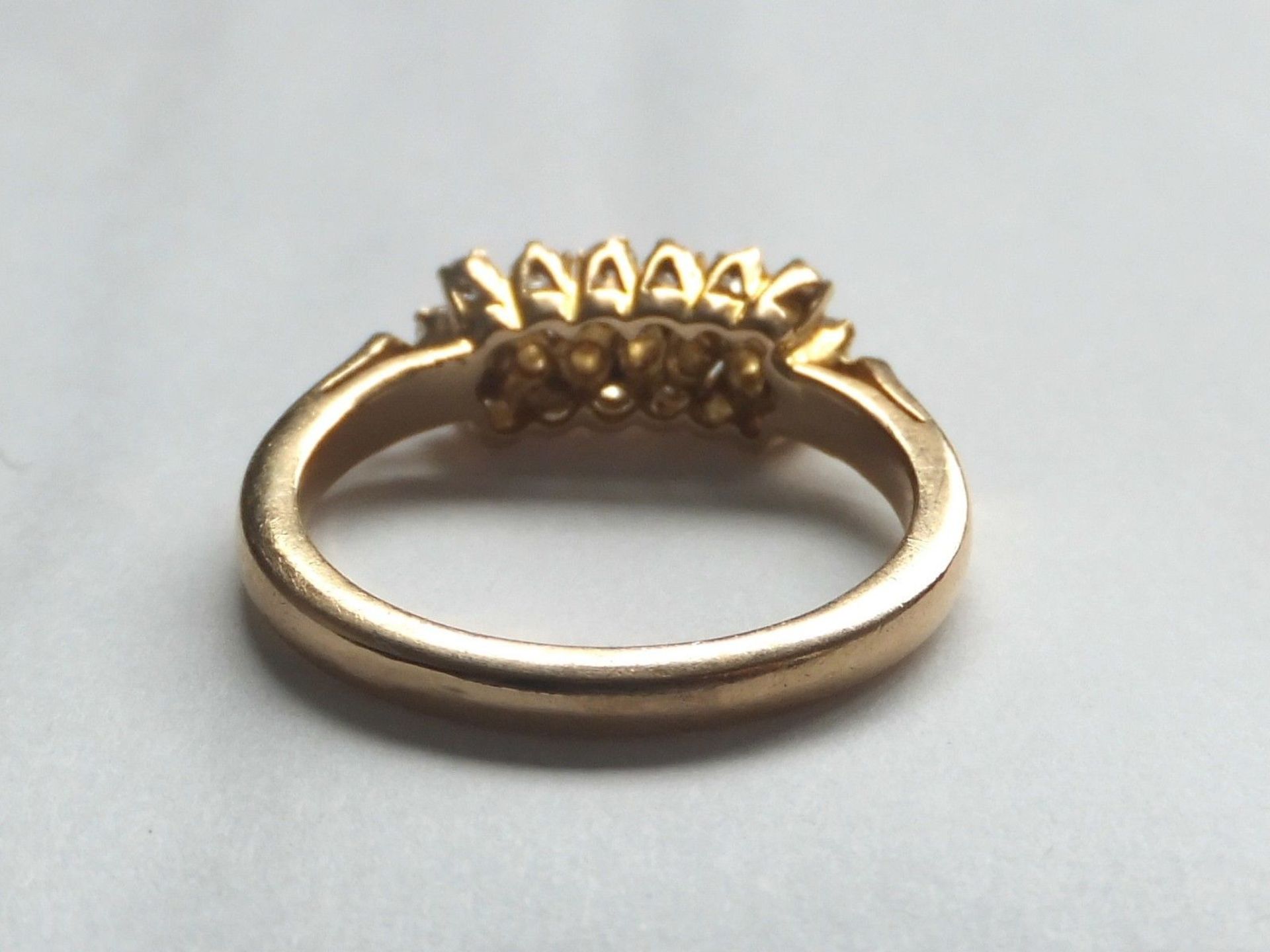 Antique Diamond Trilogy Daisy 18 Carat Gold Ring - Image 4 of 4