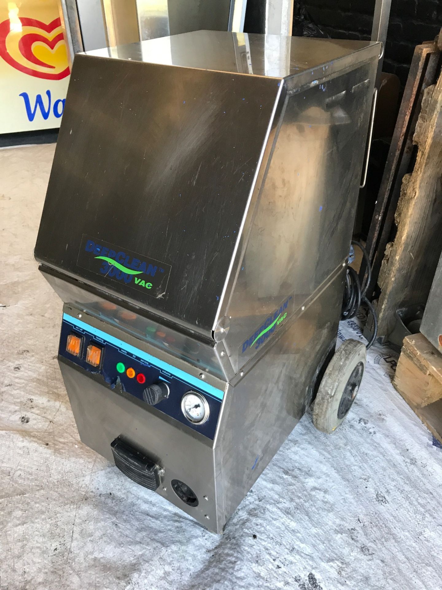 Deep Clean 3000 Vac - NO RESERVE - Image 2 of 4