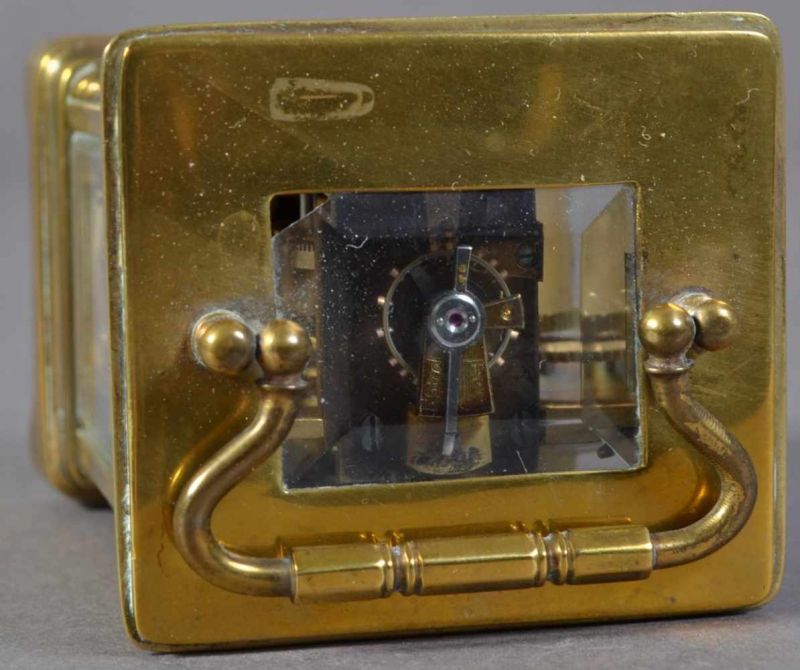 Antike, kleine Reiseuhr/Reisewecker "Carriage Clock". Rundum verglastes Messinggehäuse, Glasscheiben - Image 8 of 10