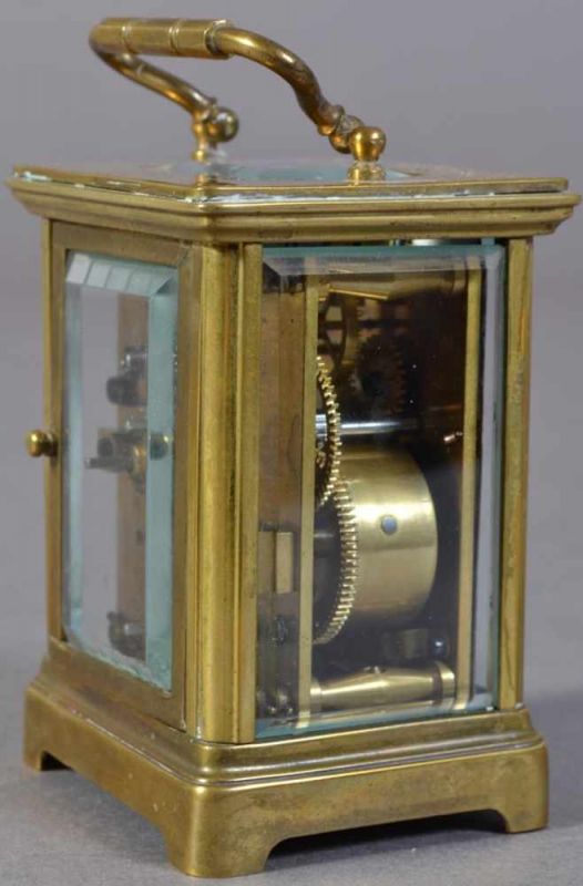 Antike, kleine Reiseuhr/Reisewecker "Carriage Clock". Rundum verglastes Messinggehäuse, Glasscheiben - Image 5 of 10