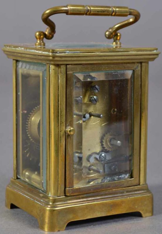 Antike, kleine Reiseuhr/Reisewecker "Carriage Clock". Rundum verglastes Messinggehäuse, Glasscheiben - Image 3 of 10