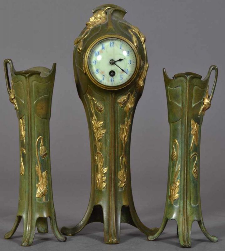 3teilige Kaminuhr. Jugendstil um 1900. Bronzegehäuse grünlich patiniert, teilweise vergoldet.