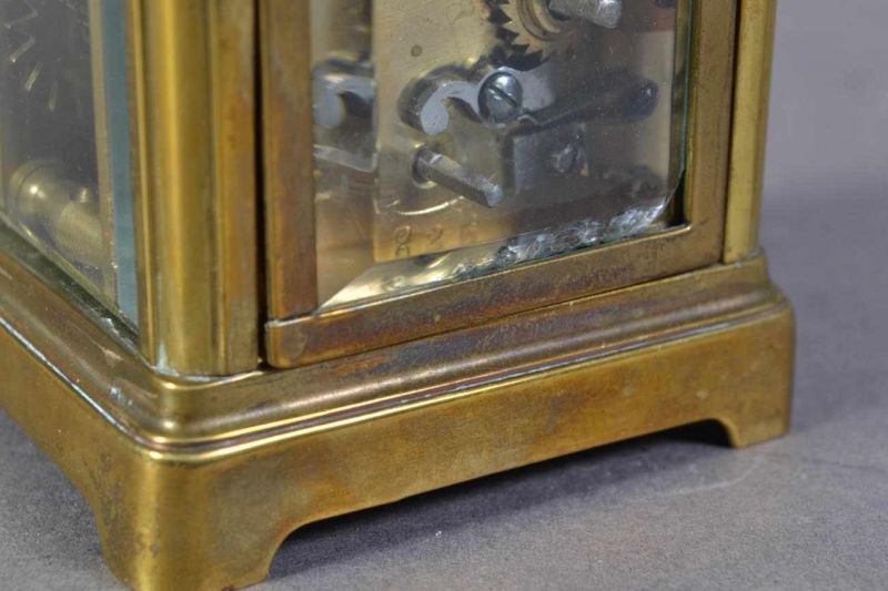 Antike, kleine Reiseuhr/Reisewecker "Carriage Clock". Rundum verglastes Messinggehäuse, Glasscheiben - Image 4 of 10