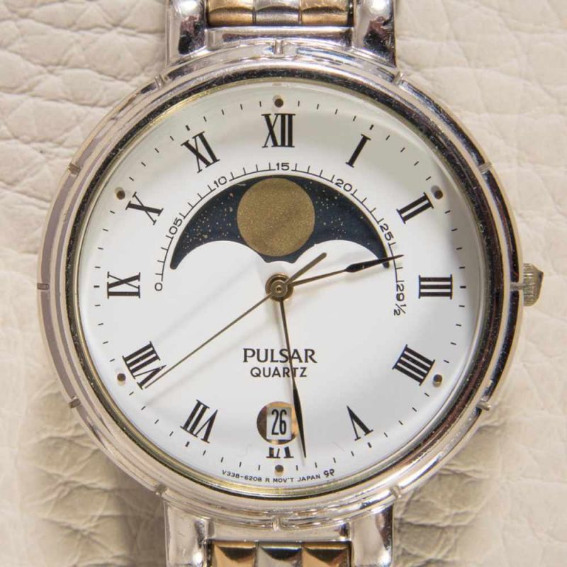 PULSAR-QUARTZ Armbanduhr. Stahl Ziffernblatt mit Anzeige von Datum & Mondphase. Ungeprüft.