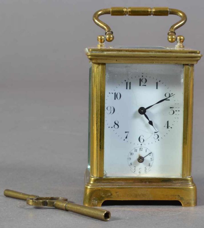 Antike, kleine Reiseuhr/Reisewecker "Carriage Clock". Rundum verglastes Messinggehäuse, Glasscheiben