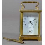 Antike, kleine Reiseuhr/Reisewecker "Carriage Clock". Rundum verglastes Messinggehäuse, Glasscheiben