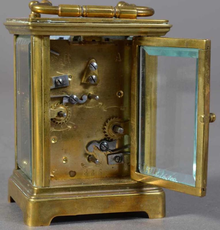 Antike, kleine Reiseuhr/Reisewecker "Carriage Clock". Rundum verglastes Messinggehäuse, Glasscheiben - Image 10 of 10