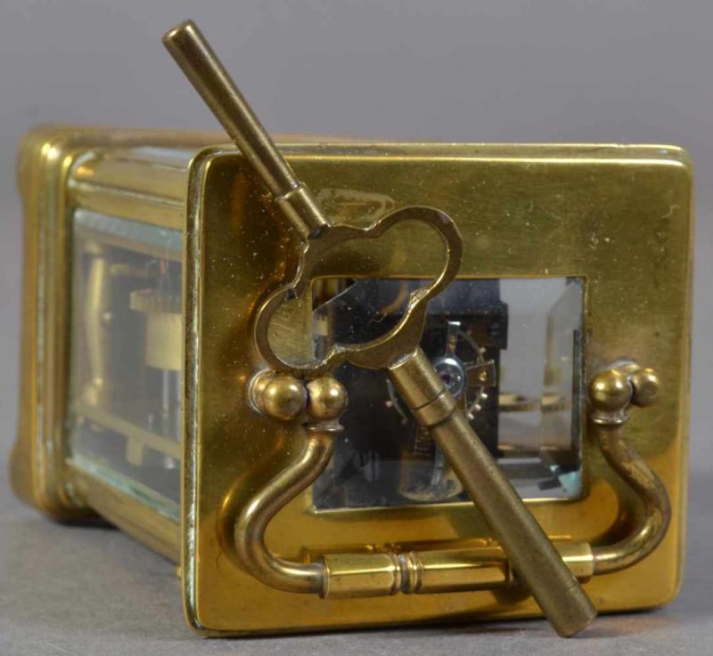 Antike, kleine Reiseuhr/Reisewecker "Carriage Clock". Rundum verglastes Messinggehäuse, Glasscheiben - Image 9 of 10