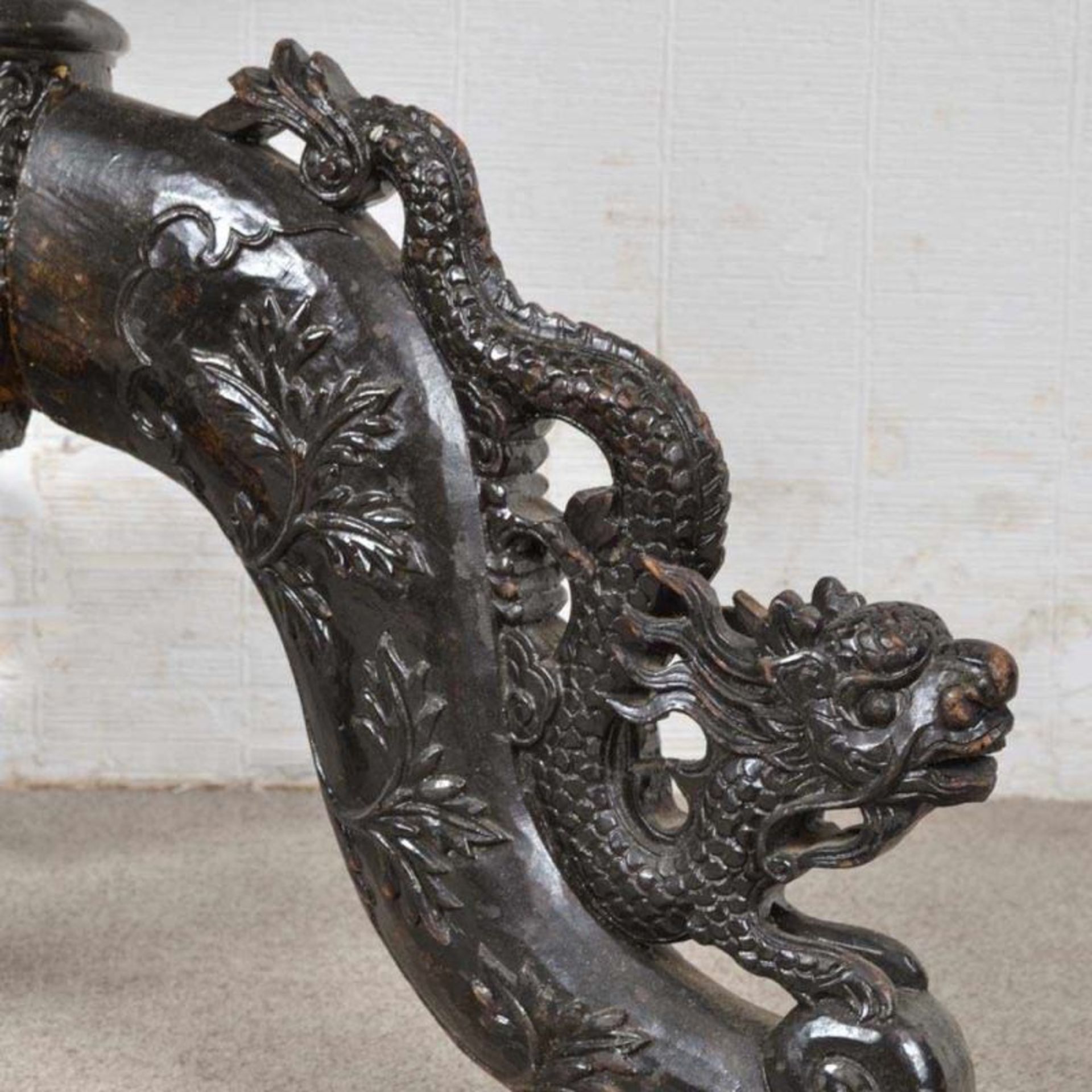 Feiner Salontisch. China um 1930. Dunkles Hartholz, Gestell opulent beschnitzt. Mittelsäule mit 3 - Image 6 of 6