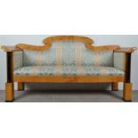 Elegantes Sofa. Biedermeier um 1830/50. Birke massiv und furniert, an den Vorderfüßen ebonisierte