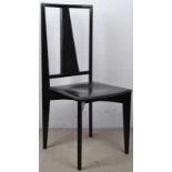 Hochlehnstuhl. Holz, schwarz lackiert, schwarzes Leder an mittlerem Rückensteg & als Sitzfläche.