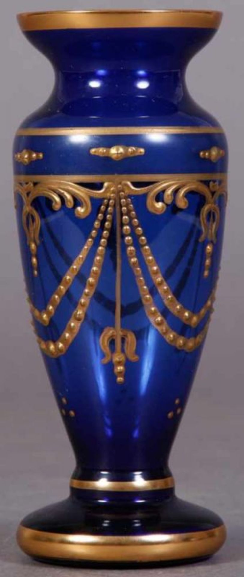 Blaue Tischvase/Glasvase mit reichem Golddekor, um 1900. Höhe 16,5 cm.
