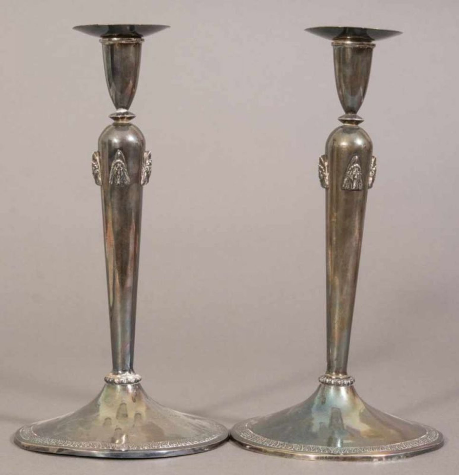 Paar einflammiger Kerzenleuchter, Silber, konischer Schaft mit je 3 plastischen Köpfen. Genua um