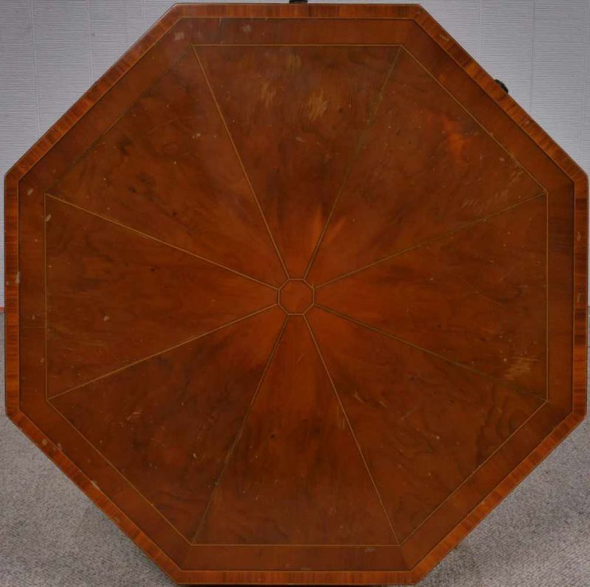 Oktagonales Beistelltischchen mit Blend-Schubladen, Eibe, englisches Stilmöbel. Ca. 69 x 50 x 50 cm. - Image 6 of 9