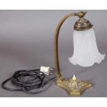 Tischlampe um 1900/20. Messingfuß mit orig. Milchglas- Krempelschirm. Elektrifizierung ungeprüft,