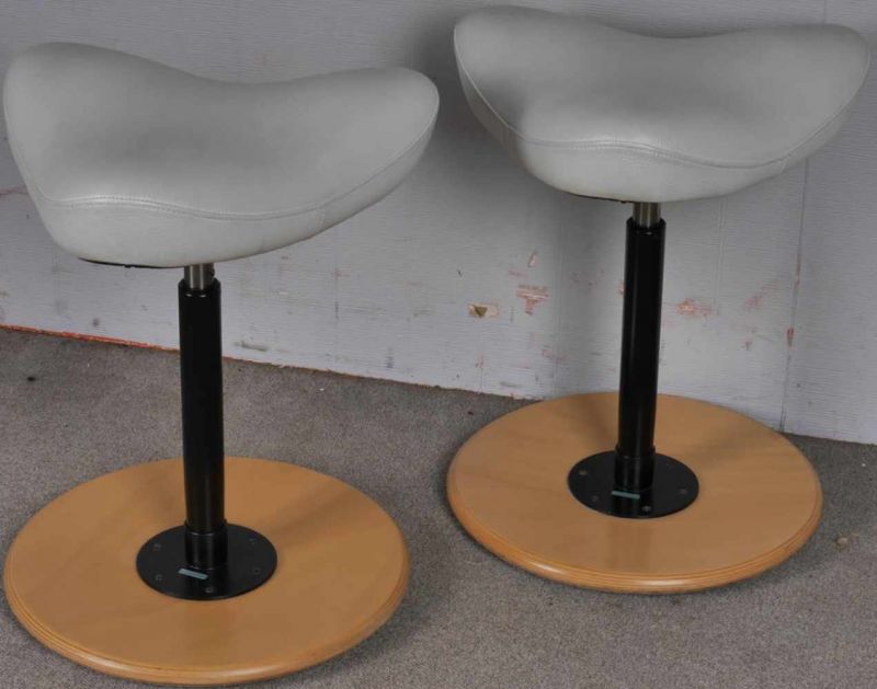Paar "Move"-Stehhilfen von Mückenthaler. de. Sitzhocker, weisse/beige Ledersitzfläche, ergonomisch - Image 5 of 9