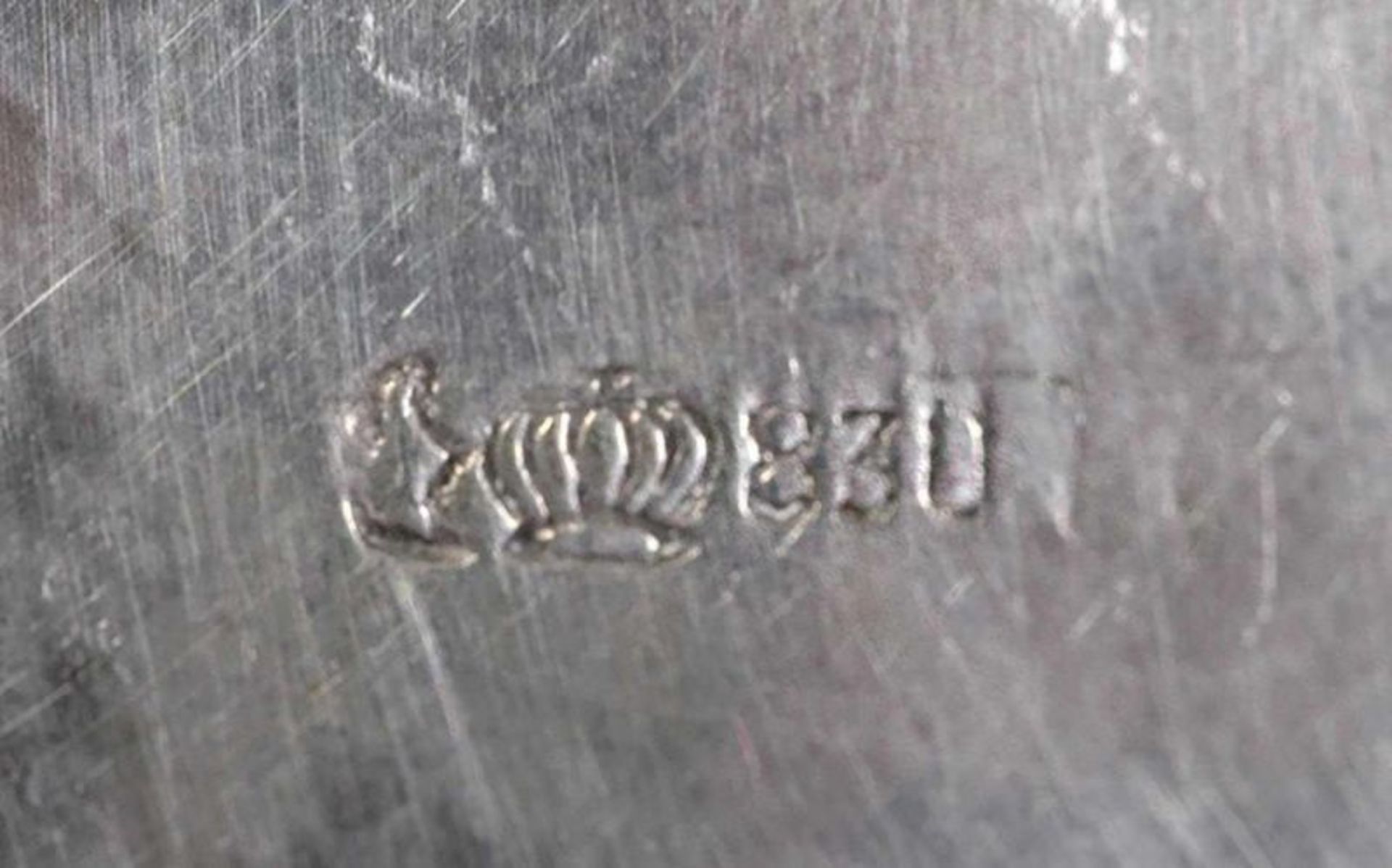 Große, bauchige Teekanne aus Adelsbesitz. 830er Silber, Länge ca. 28,5 cm, ca. 726 gr. - Image 5 of 6