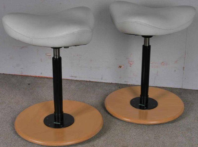 Paar "Move"-Stehhilfen von Mückenthaler. de. Sitzhocker, weisse/beige Ledersitzfläche, ergonomisch