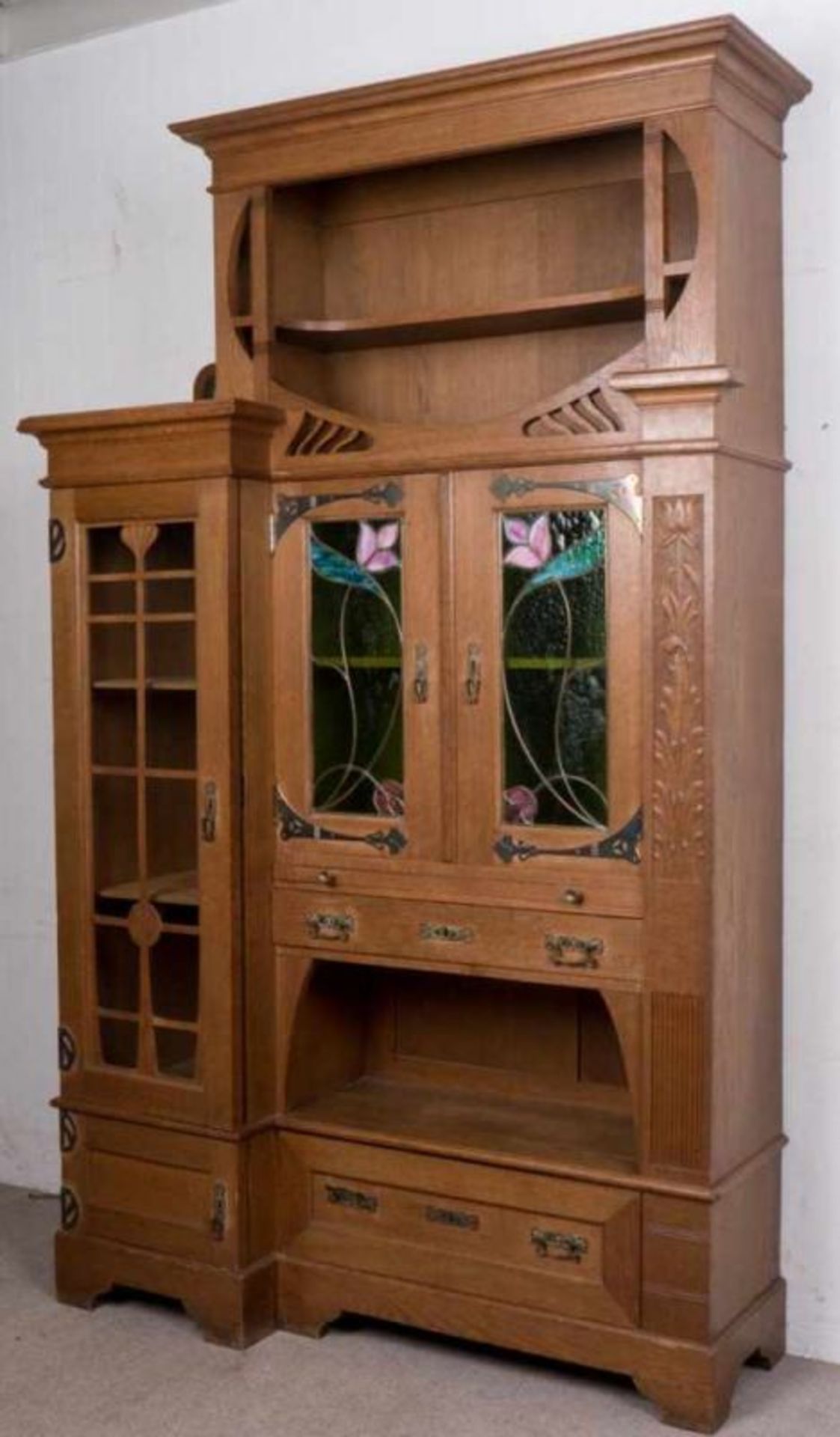 Salonschrank, Eiche, Jugendstil um 1900. Originale Bleiverglasung, Messingbeschlagwerk. Im