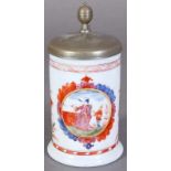 Deckelhumpen, Milchglas mit polychromen Chinoiserie-Dekor "Pfeife rauchender Chinese in