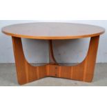 Runder Couchtisch/Sofatisch sog. "Coffee Table", Nussbaum furniert, 1960er Jahre, Hersteller "
