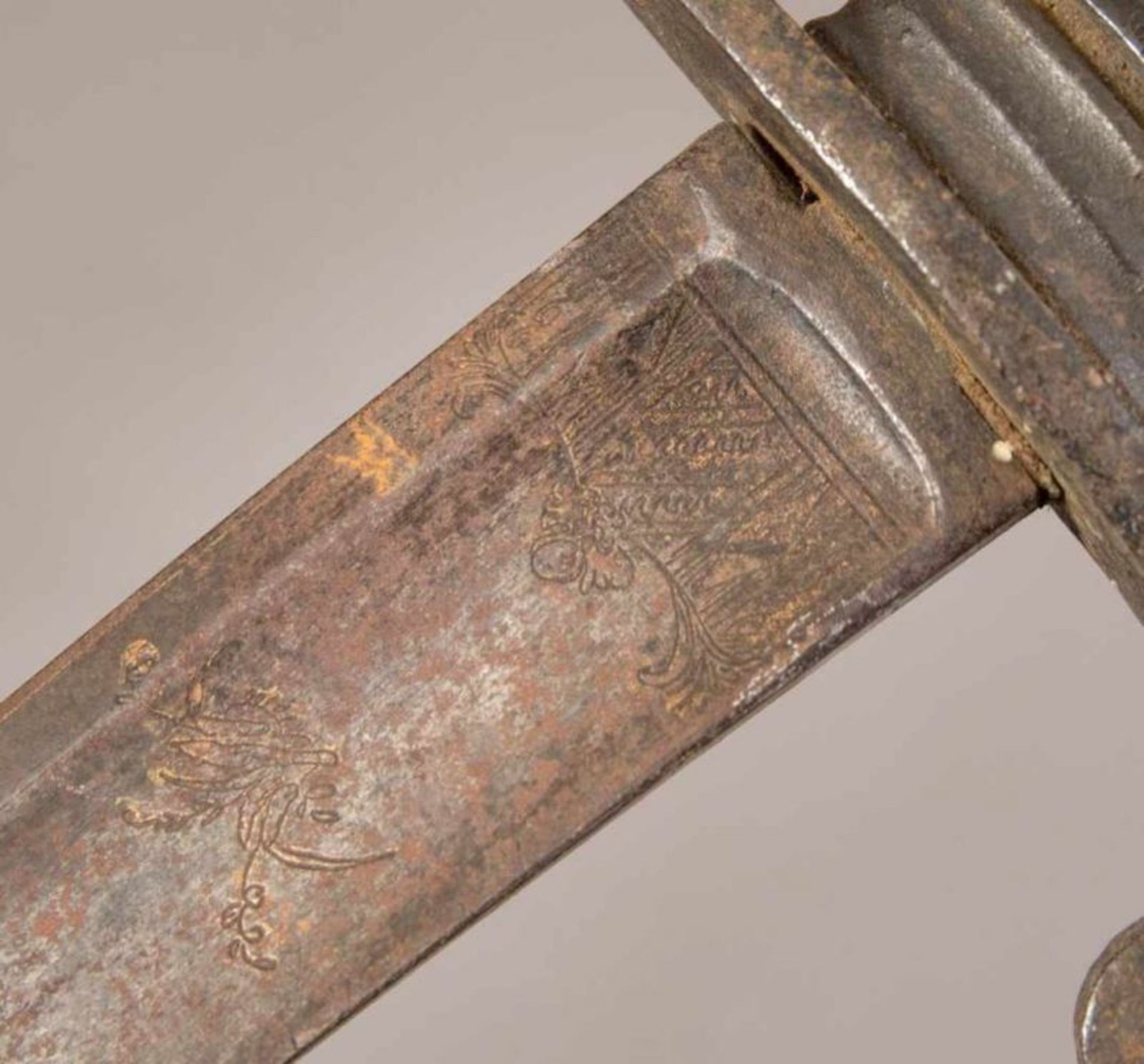 Säbel, Mitte 18. Jhd., gebogene Klinge mit Ätzdekor, teilweise goldtauschiert, Klingenrücken mit "W" - Image 4 of 8