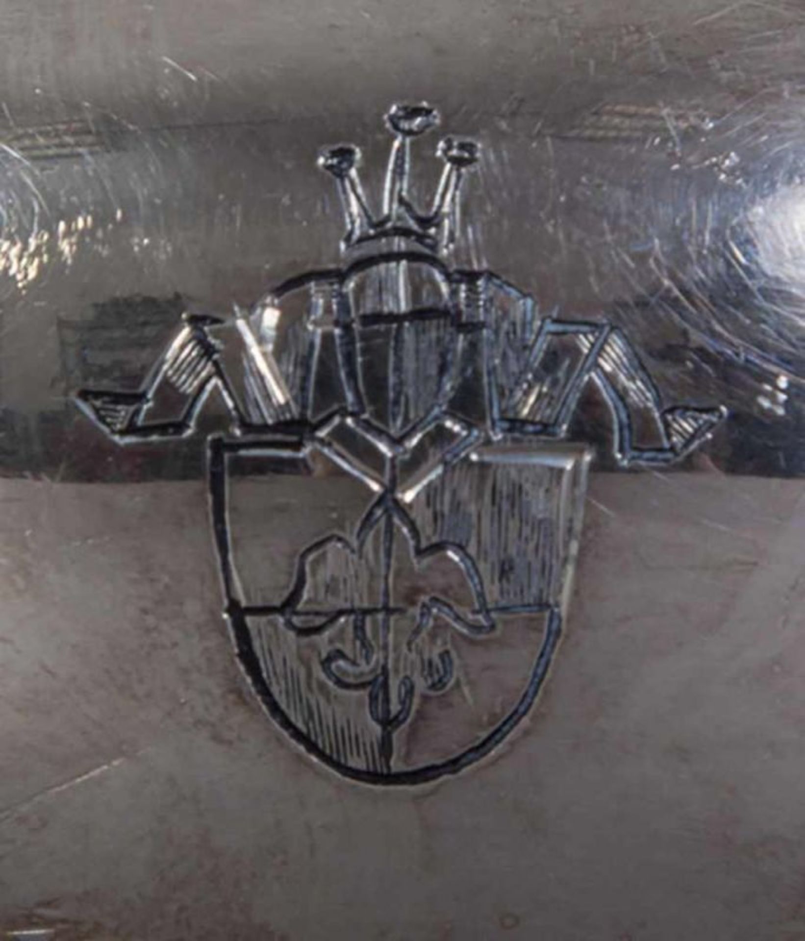 Große, bauchige Teekanne aus Adelsbesitz. 830er Silber, Länge ca. 28,5 cm, ca. 726 gr. - Image 4 of 6