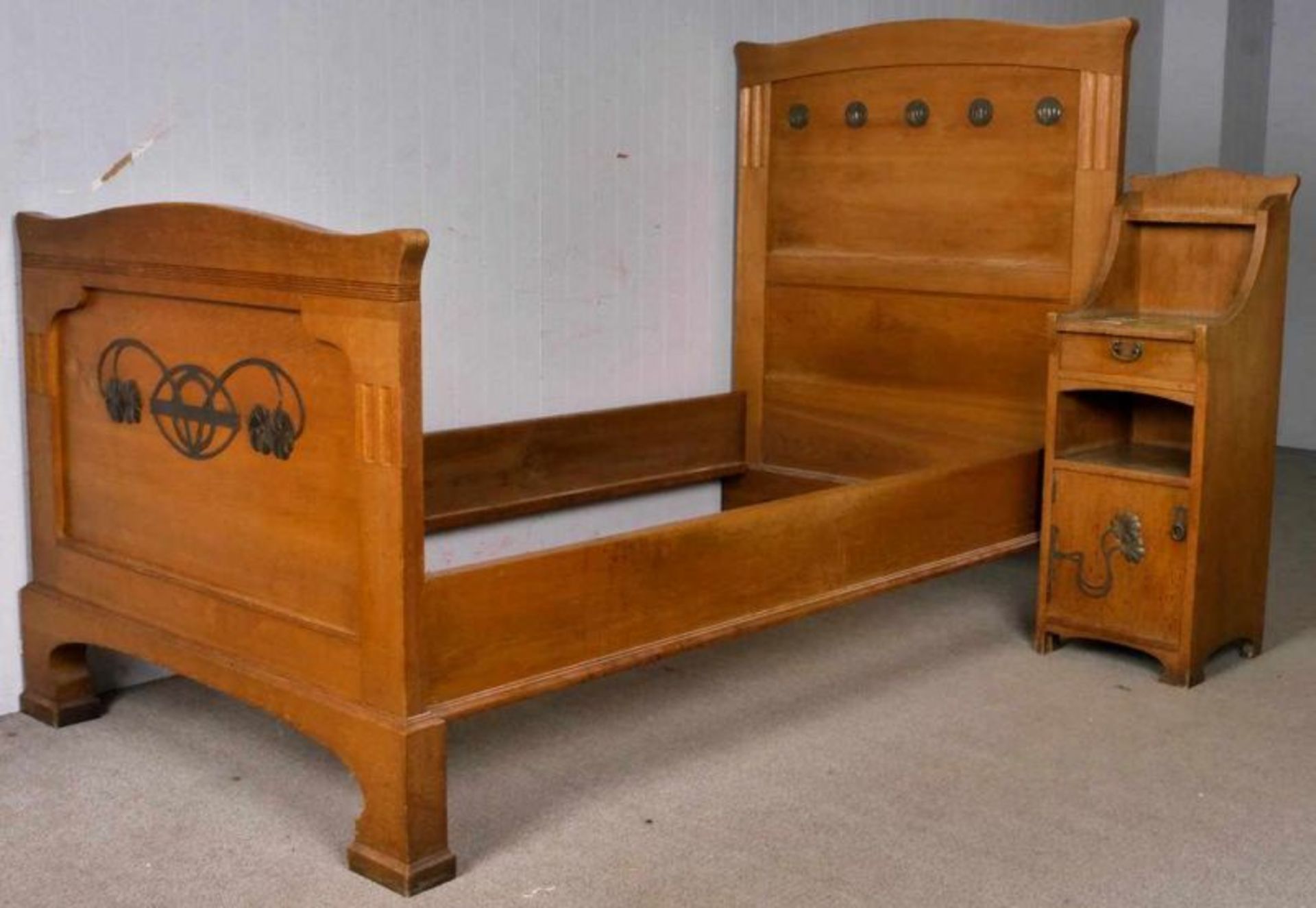 Jugendstil-Einzelbett mit passendem Nachtschrank, dekoratives Messingbeschlagwerk. Deutsch um 1900/