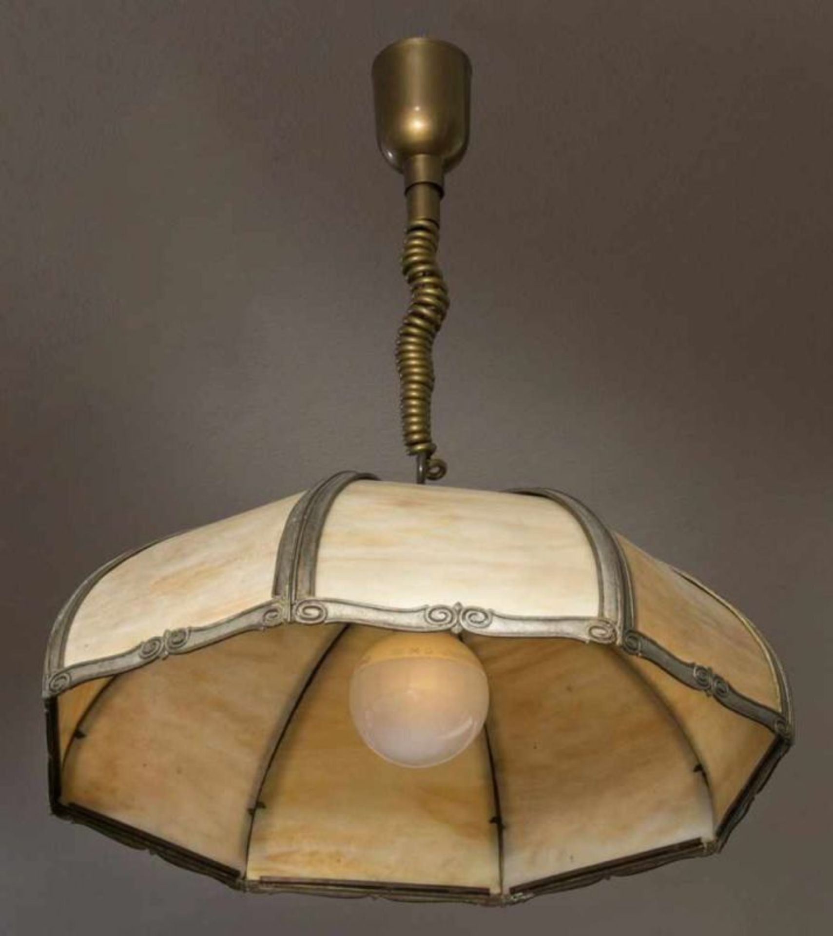 Deckenlampe um 1920/30. Bräunliche Schlierenglas-Scheiben in vernickelter Metallfassung. Höhe ca. 27 - Image 2 of 5