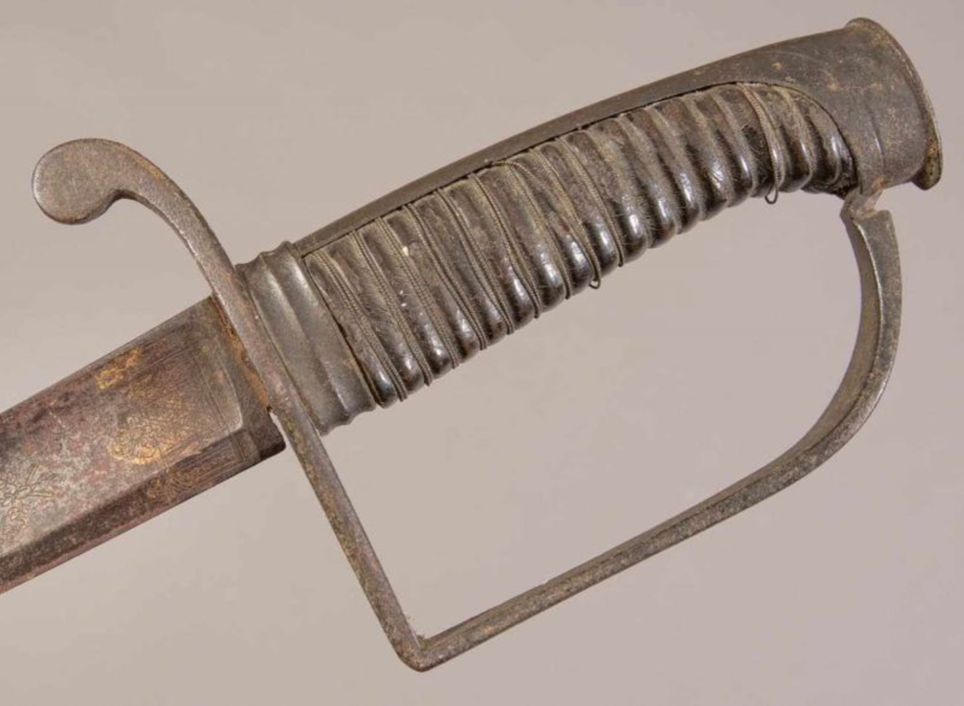 Säbel, Mitte 18. Jhd., gebogene Klinge mit Ätzdekor, teilweise goldtauschiert, Klingenrücken mit "W" - Image 2 of 8