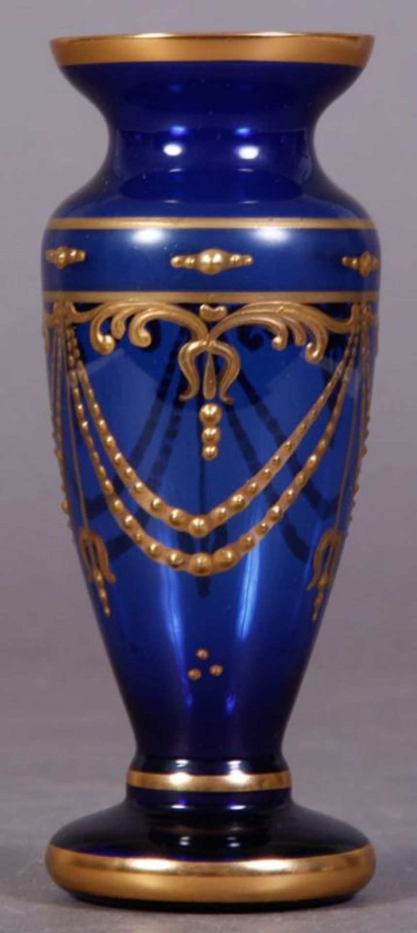 Blaue Tischvase/Glasvase mit reichem Golddekor, um 1900. Höhe 16,5 cm. - Image 4 of 5