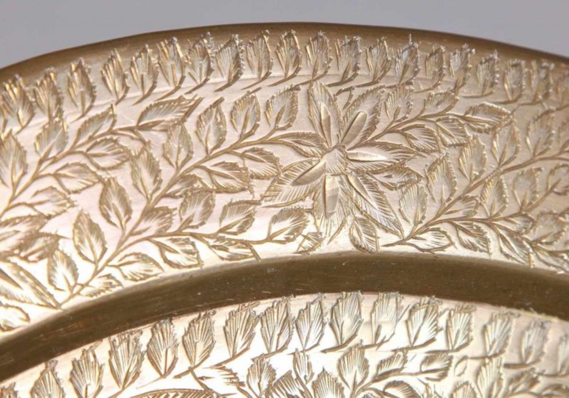 Prachtvolles rundes Messingtablett/Platte, Messing flächig fein floral, durchgemustert graviert, - Image 3 of 6