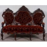 Prachtvolles 3sitziges Sofa, Historismus um 1860/80. Nussbaum. Vorderbeine figural beschnitzt.