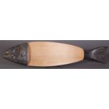 Fischplatte, versilberte Metallfassung, mittig Buchenholz. 20./21. Jhd. Länge ca. 92 cm.