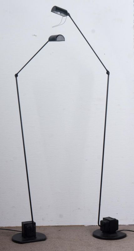 Paar schwarzer "LUMINA" Gelenkarmlampen Modell "DAPHINE TERRA". Ende 20. Jhd., Elektrifizierung