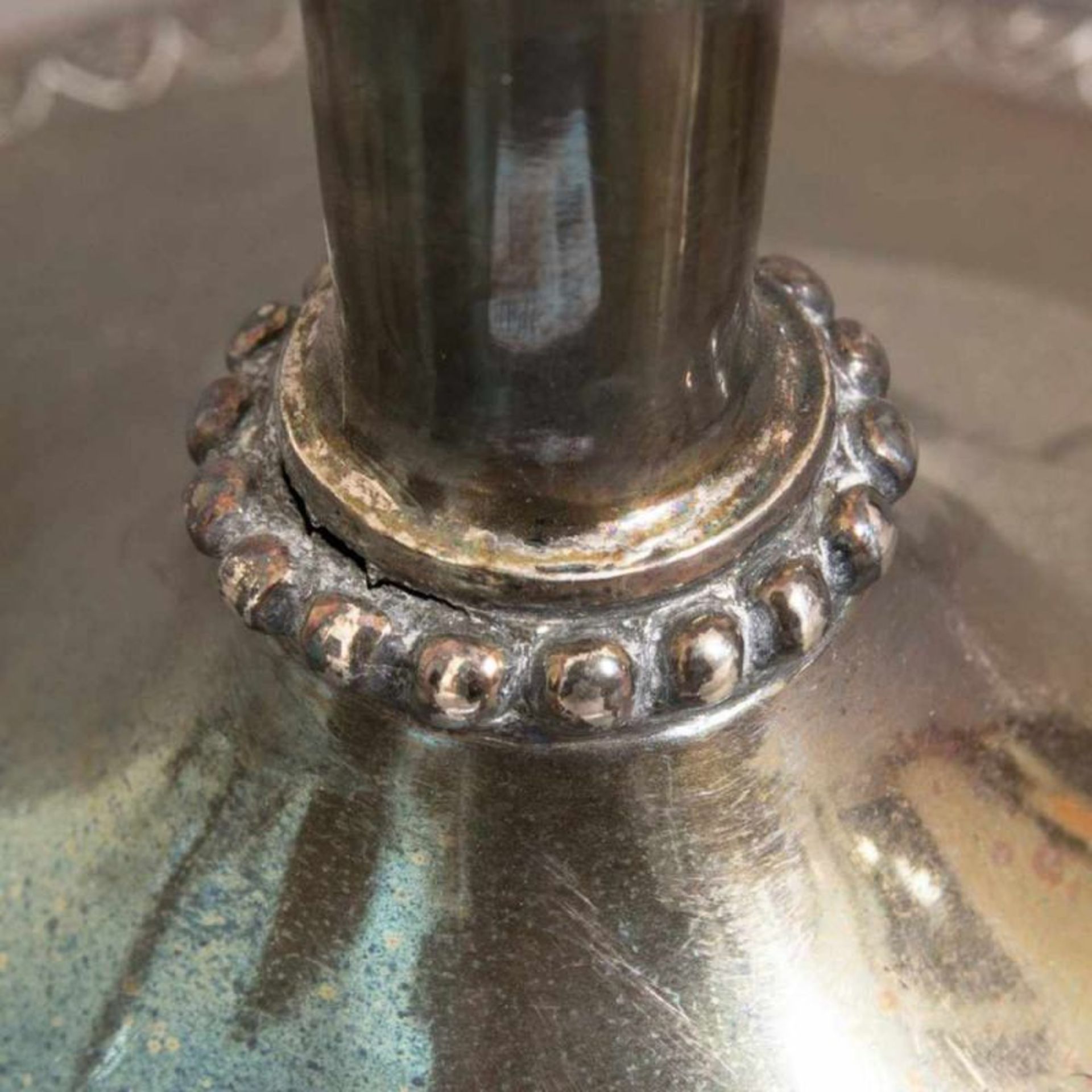 Paar einflammiger Kerzenleuchter, Silber, konischer Schaft mit je 3 plastischen Köpfen. Genua um - Image 7 of 10