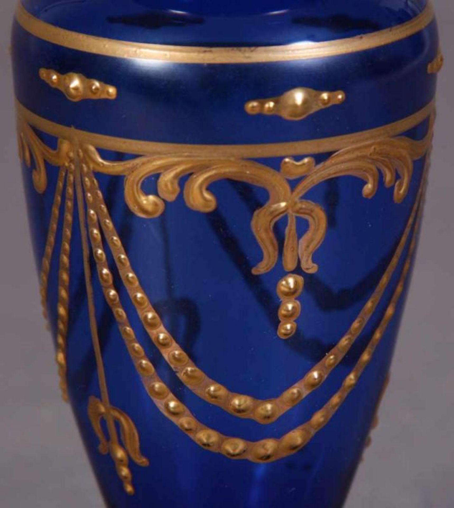 Blaue Tischvase/Glasvase mit reichem Golddekor, um 1900. Höhe 16,5 cm. - Image 3 of 5