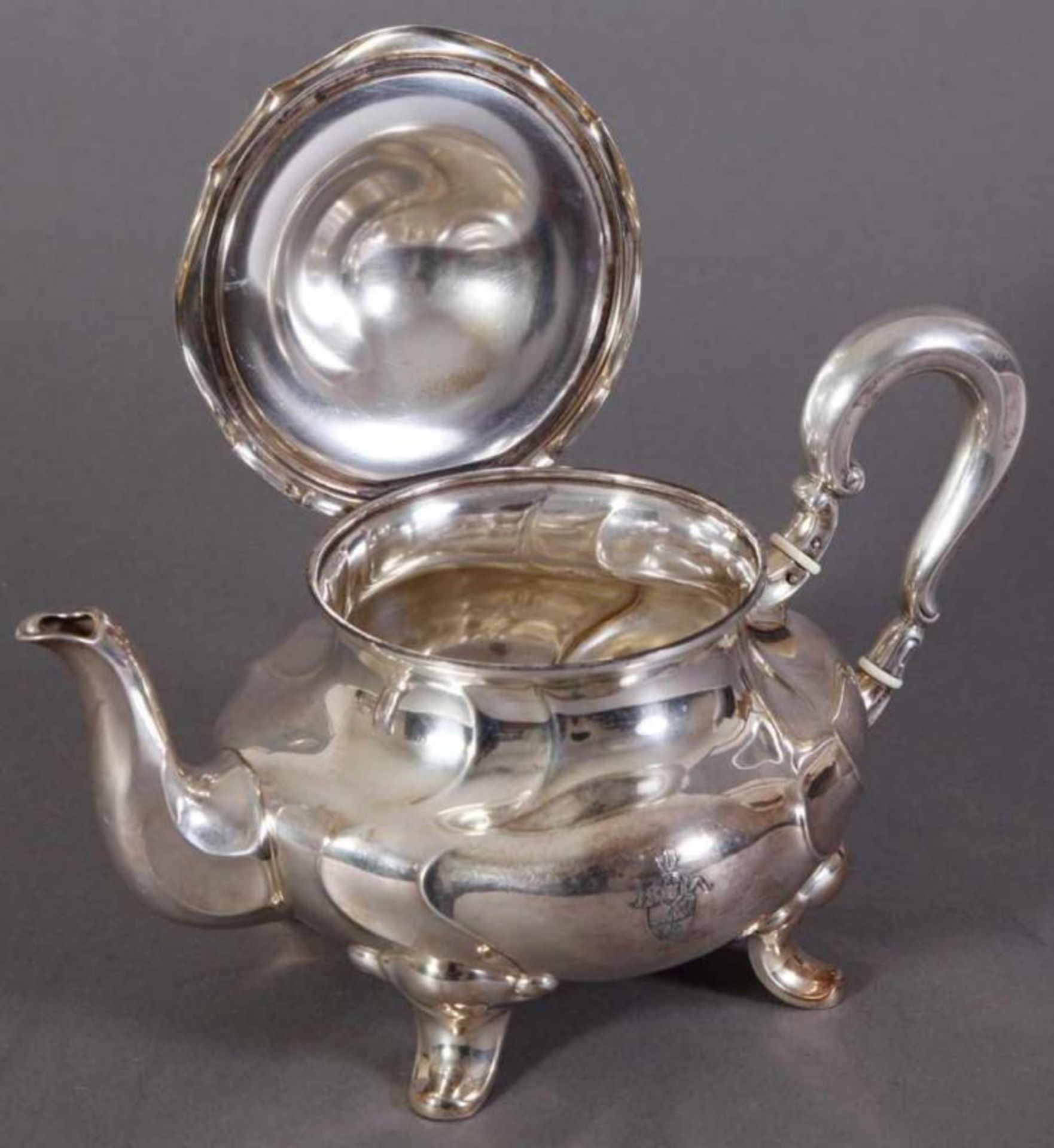 Große, bauchige Teekanne aus Adelsbesitz. 830er Silber, Länge ca. 28,5 cm, ca. 726 gr. - Image 2 of 6
