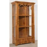 Vitrinenschrank. Biedermeier um 1830. Esche massiv & furniert. Frisch restauriertes, wohnfertiges