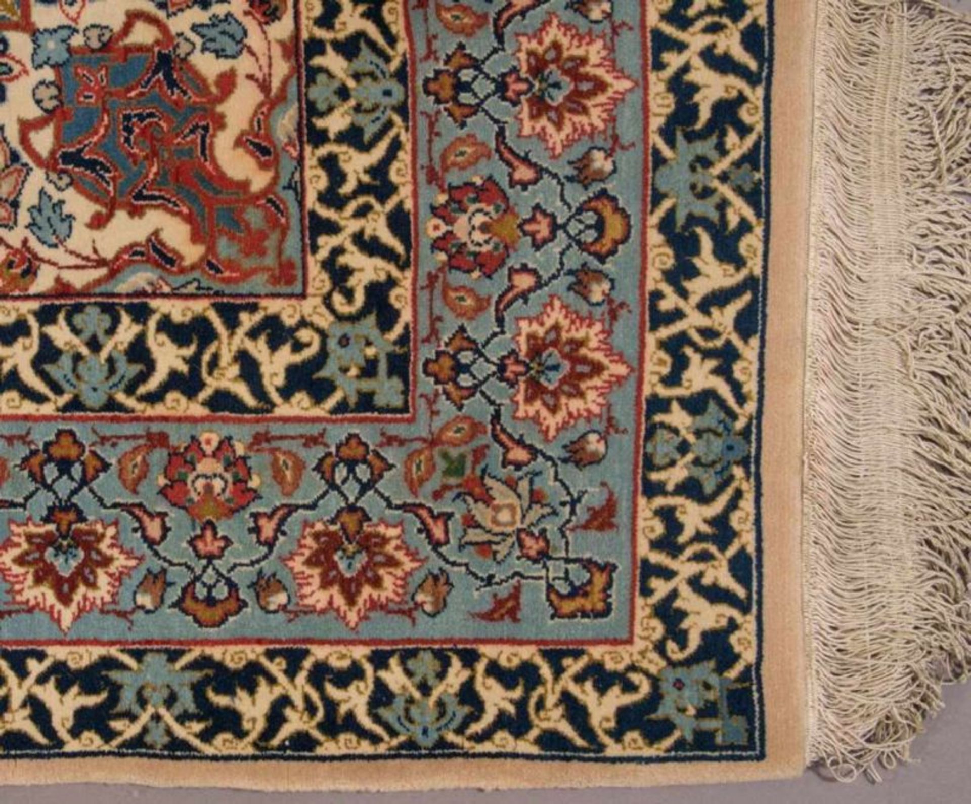 Feine Isfahan-Teppichbrücke, auf Seide, ca. 107 x 157 cm. Sehr schöner Erhaltungszustand. - Image 5 of 7