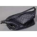 "Bottega Veneta", schwarze Damenhandtasche aus softem Nappa-Leder im Flechtlook, Made in Italy.