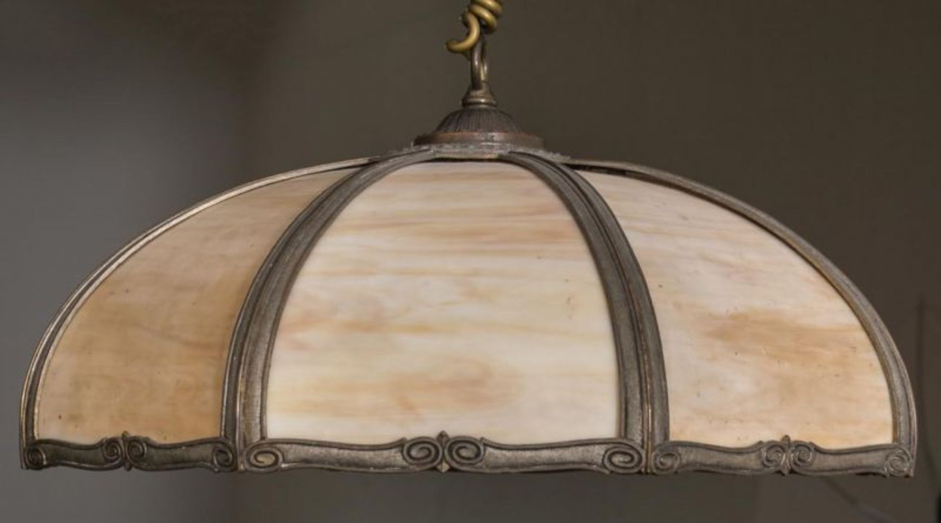 Deckenlampe um 1920/30. Bräunliche Schlierenglas-Scheiben in vernickelter Metallfassung. Höhe ca. 27