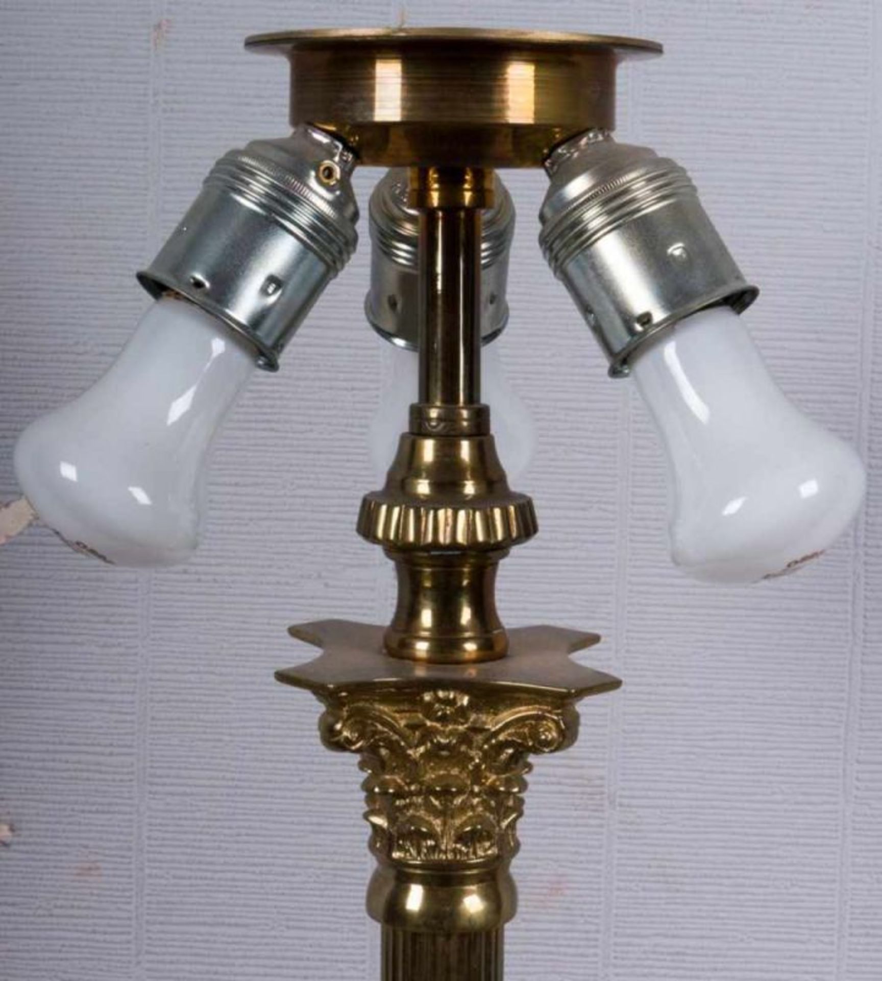 Stehlampe, Messing, Stoffschirm, Quadratischer Sockel auf, über Eck gesetzten Tatzenfüßen. Höhe ü. - Image 2 of 9